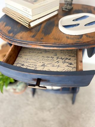 Mesa auxiliar vintage restaurada azul grisáceo