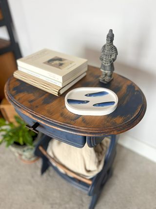 Mesa auxiliar vintage restaurada azul grisáceo