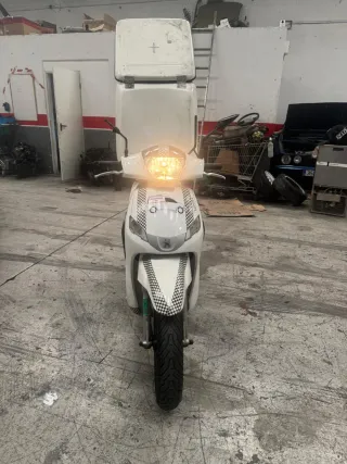 Peugeot Tweet 125i Moto de Reparto