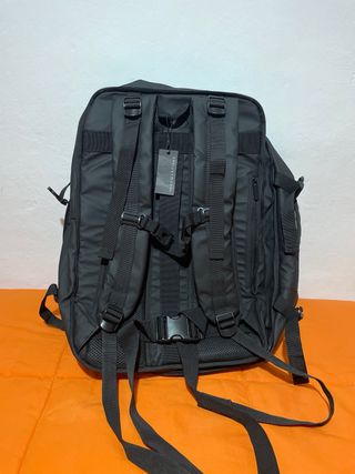 Mochila de viaje negra