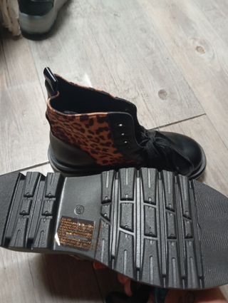 Botines negros con estampado de leopardo