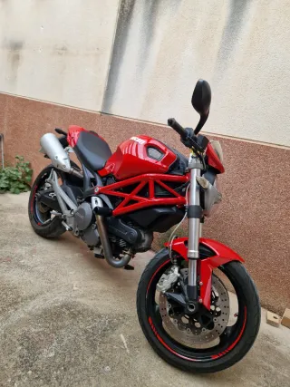 Ducati Monster 696