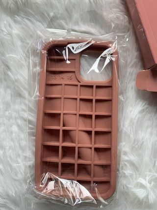 Funda para iphone 14 y labial marrón sin uso