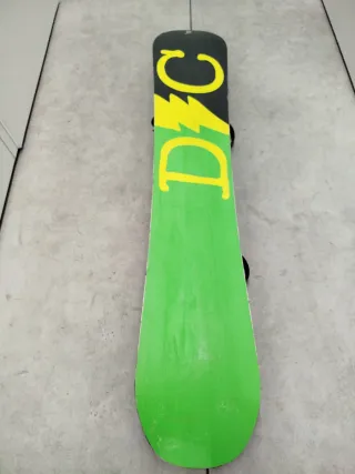 Tabla de Snowboard DC,Fijaciones super poco uso.
