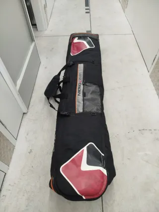 Tabla de Snowboard y funda de viaje.