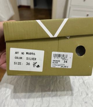 Tacones plateados con plataforma y brillos