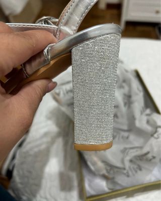 Tacones plateados con plataforma y brillos