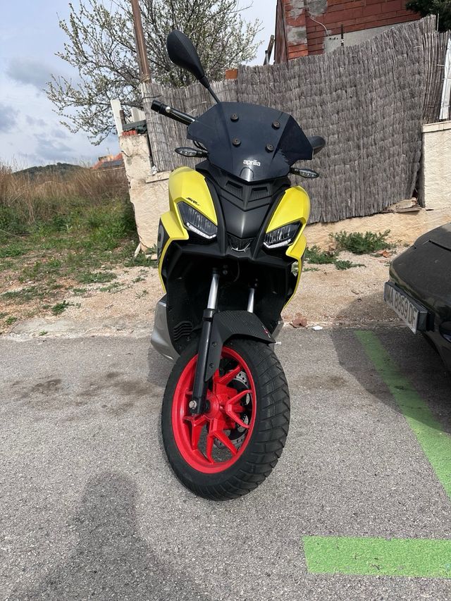 Aprilia SR GT 125 Scooter Negro/Amarillo