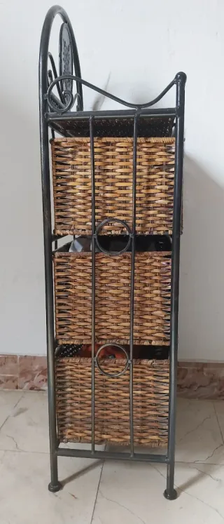 Cajonera de metal y mimbre