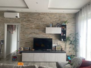 Elegante armadio Creo/Lube beige e grigio nuovo