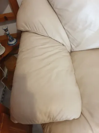 Sofá de piel beige 2 plazas