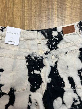 Jeans tie-dye neri e bianchi