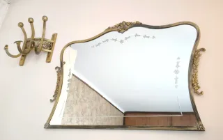 Tocador antiguo con espejo y perchero