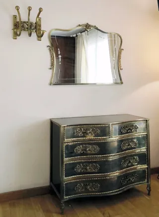 Tocador antiguo con espejo y perchero