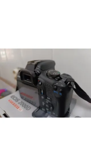 Cámara Canon EOS 2000D + Lente EF-S 18-55mm