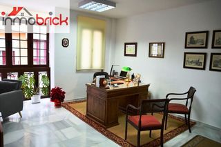 Oficina en alquiler en Lucena