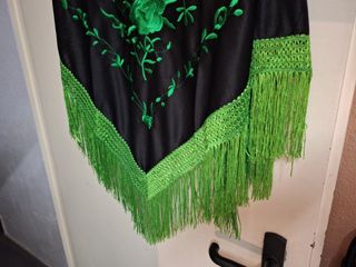 Mantón de Manila bordado negro y verde
