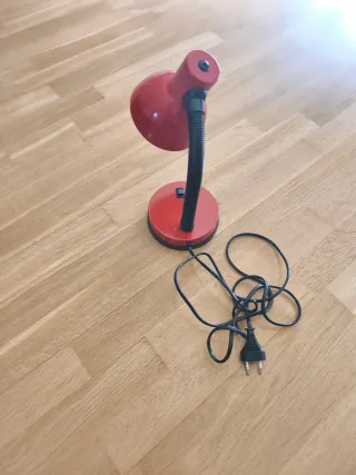 Lámpara de escritorio flexo roja