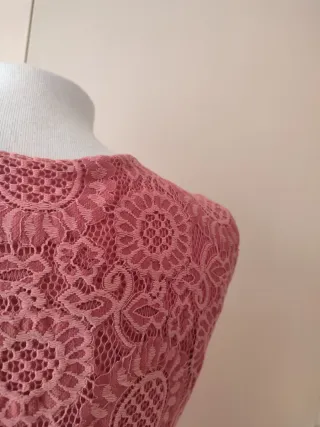 Vestido de encaje rosa con bordado