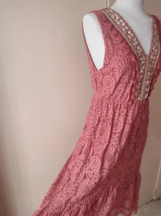 Vestido de encaje rosa con bordado