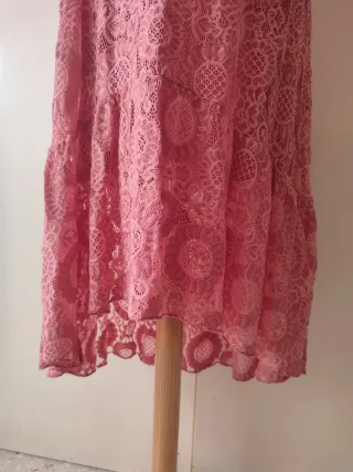 Vestido de encaje rosa con bordado