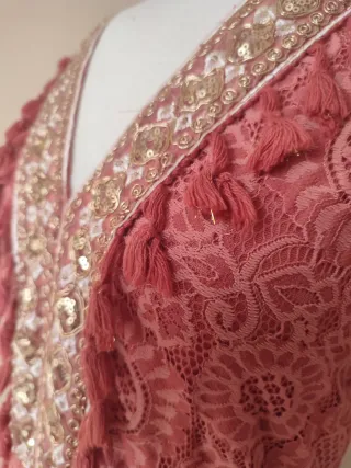 Vestido de encaje rosa con bordado