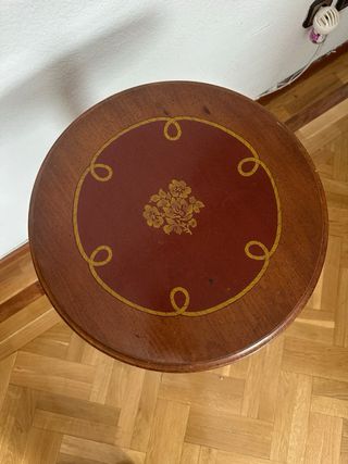 Mesita auxiliar de madera con detalles dorados