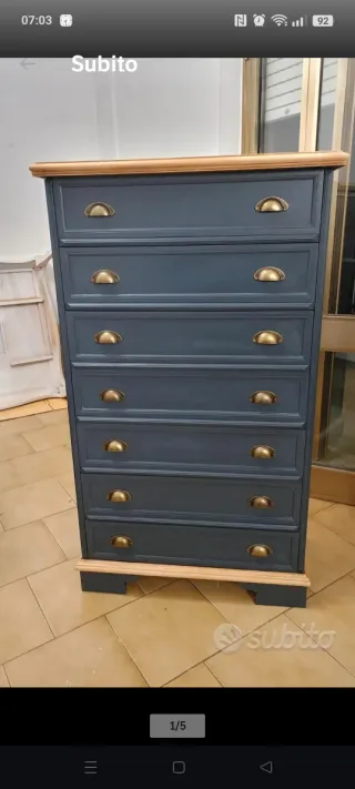 Cassettiera blu con maniglie oro