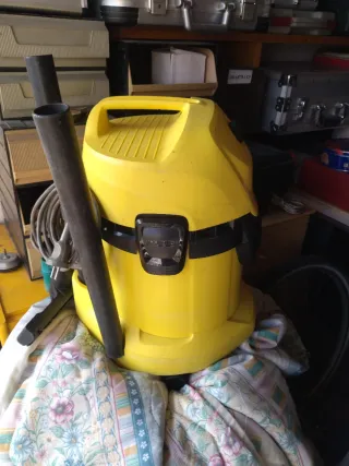 Bidone aspirapolvere giallo