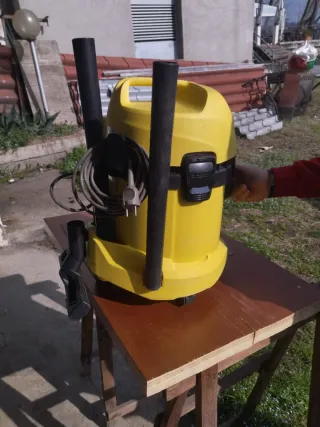 Bidone aspirapolvere giallo