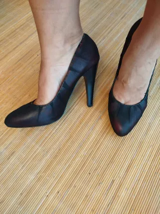 Tacones negros con detalles burdeos