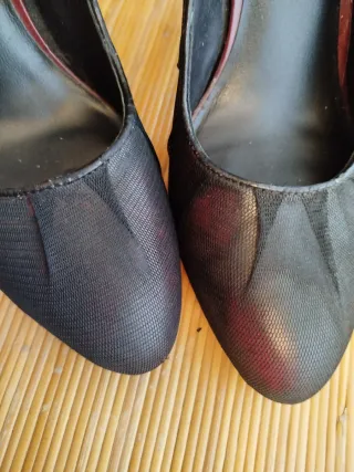 Tacones negros con detalles burdeos