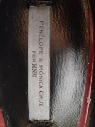 Tacones negros con detalles burdeos