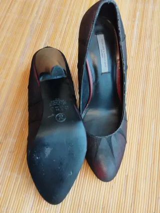 Tacones negros con detalles burdeos