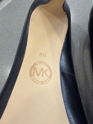 Tacones Michael Kors Hamilton Pump Negro/Dorado