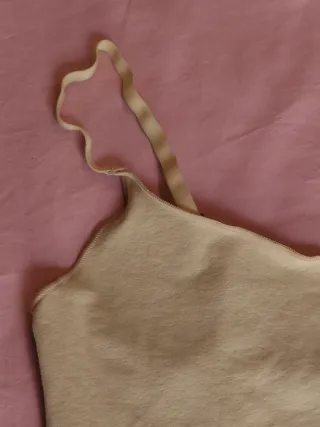 Camiseta TCN tirantes beige.