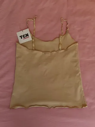 Camiseta TCN tirantes beige.