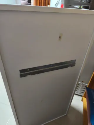 Armario blanco con cajón