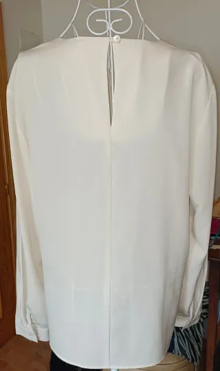 Elegante blusa beige con detalles