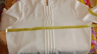 Elegante blusa beige con detalles