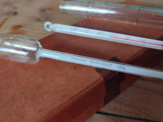 Vinómetro Bernardot antiguo de vidrio