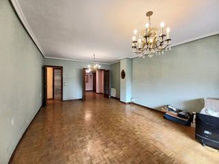 Piso en venta en Plaza España - Villa Pilar - Reyes Católicos - Vadillos en Burgos