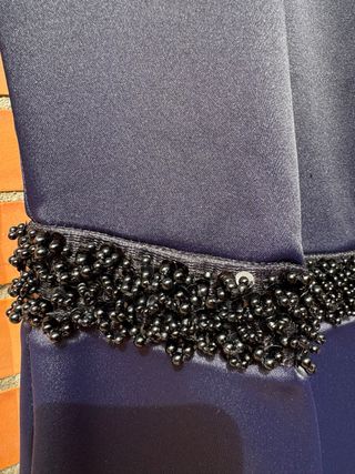 Vestido de fiesta azul oscuro con pedrería