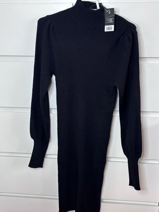 Vestido negro de punto con cuello alto