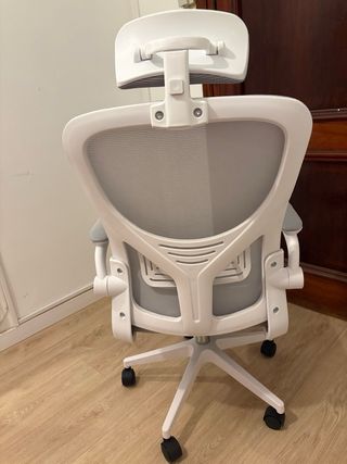 Silla de oficina ergonómica gris y blanca