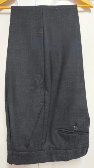 Elegante traje de hombre gris