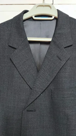Elegante traje de hombre gris