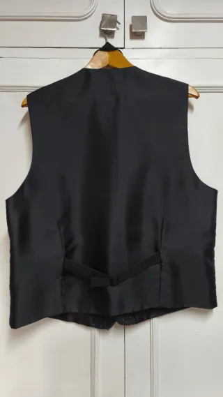 Elegante traje de hombre gris