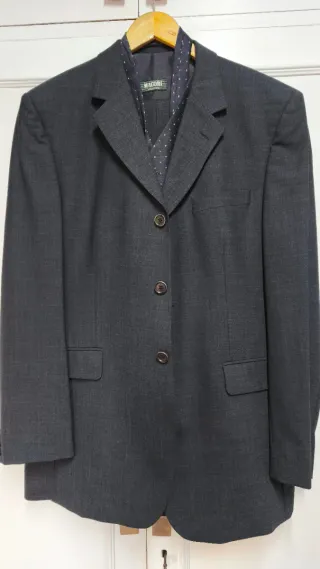 Elegante traje de hombre gris