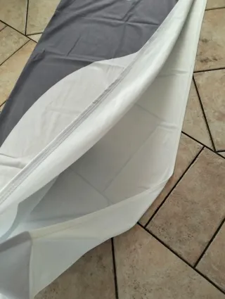 Copritestiera matrimoniale grigio e bianco